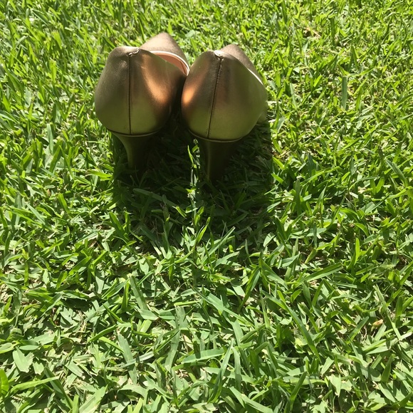 Gold Cole Hann womens heels - Picture 2 of 6